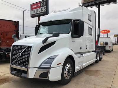 Volvo VNL64T860 Sleeper Semi Truck - 77" Raised Roof Sleeper, D13 455HP, Automatic
