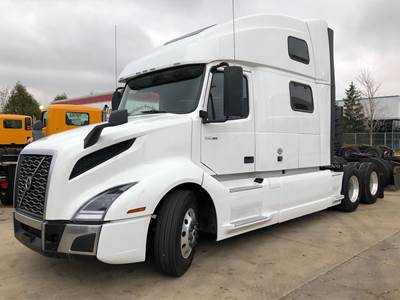 Volvo VNL64T860 Sleeper Semi Truck - 77" Raised Roof Sleeper, D13 455HP, Automatic