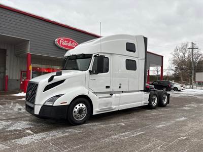 Volvo VNL64T860 Sleeper Semi Truck - 77" Raised Roof Sleeper, D13 455HP, Automatic