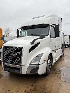 Volvo VNL64T860 Sleeper Semi Truck - 77" Raised Roof Sleeper, D13 455HP, Automatic