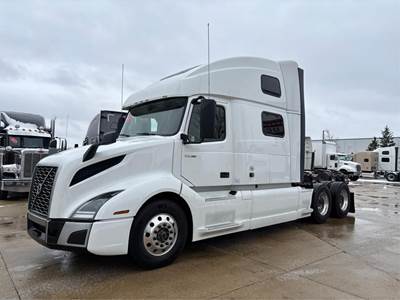Volvo VNL64T860 Sleeper Semi Truck - 77" Raised Roof Sleeper, D13 455HP, Automatic
