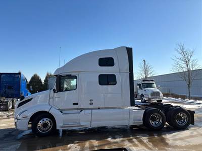 Volvo VNL64T860 Sleeper Semi Truck - 77" Raised Roof Sleeper, D13 455HP, Automatic