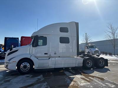 Volvo VNL64T860 Sleeper Semi Truck - 77" Raised Roof Sleeper, D13 455HP, Automatic
