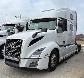 Volvo VNL64T860 Sleeper Semi Truck - 77" Raised Roof Sleeper, D13TC 455HP, Automatic