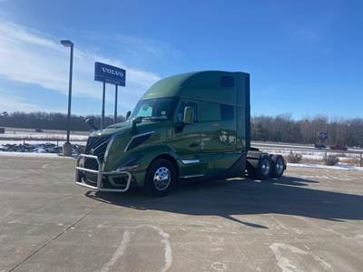 Volvo VNL64T860 Sleeper Semi Truck - 74" Raised Roof Sleeper, D13 500HP, Automatic
