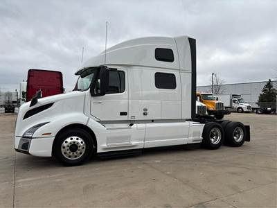 Volvo VNL64T860 Sleeper Semi Truck - 77" Raised Roof Sleeper, D13 455HP, Automatic