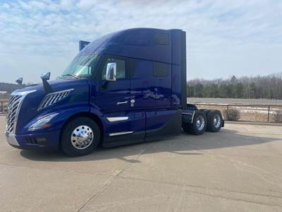 Volvo VNL64T860 Sleeper Semi Truck - 74" Raised Roof Sleeper, D13 455HP, Automatic