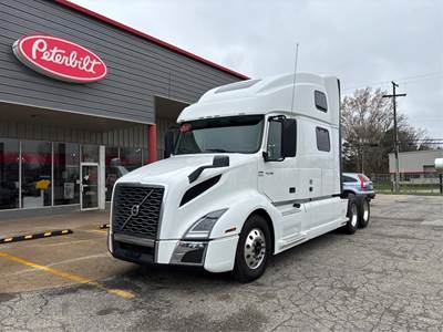Volvo VNL64T860 Sleeper Semi Truck - 77" Raised Roof Sleeper, D13 455HP, Automatic