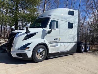 Volvo VNL64T860 Sleeper Semi Truck - 74" Raised Roof Sleeper, D13 455HP, Automatic