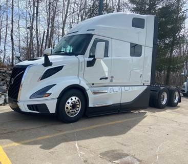Volvo VNL64T860 Sleeper Semi Truck - 74" Raised Roof Sleeper, D13 500HP, Automatic