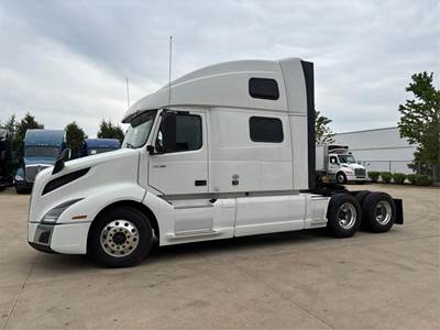 Volvo VNL64T860 Sleeper Semi Truck - 77" Raised Roof Sleeper, D13 455HP, Automatic