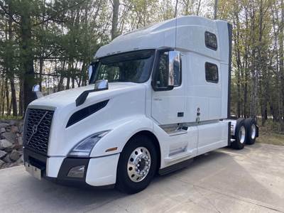 Volvo VNL64T860 Sleeper Semi Truck - 77" Raised Roof Sleeper, D13 500HP, 12 Speed Automatic
