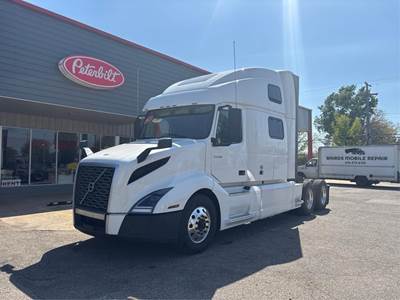 Volvo VNL64T860 Sleeper Semi Truck - 77" Raised Roof Sleeper, D13 455HP, Automatic