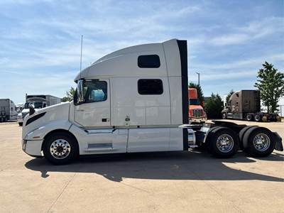 Volvo VNL64T860 Sleeper Semi Truck - 77" Raised Roof Sleeper, D13 500HP, 12 Speed Automatic