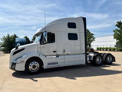 Volvo VNL64T860 Sleeper Semi Truck - 77" Raised Roof Sleeper, D13 500HP, 12 Speed Automatic