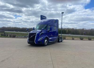 Volvo VNL64T860 Sleeper Semi Truck - 74" Raised Roof Sleeper, D13 455HP, Automatic