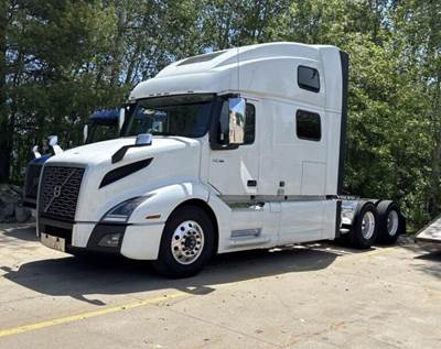 Volvo VNL64T860 Sleeper Semi Truck - 77" Raised Roof Sleeper, D13 500HP, 12 Speed Automatic