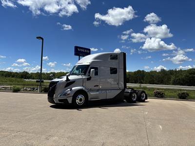 Volvo VNL64T860 Sleeper Semi Truck - 74" Mid Roof Sleeper, 500HP, 13 Spd Speed
