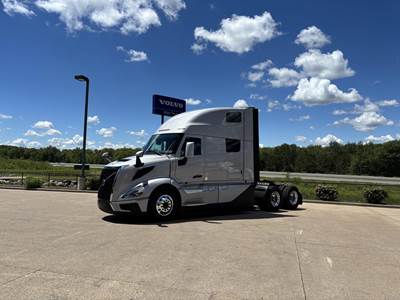 Volvo VNL64T860 Sleeper Semi Truck - Raised Roof Sleeper, D13 500HP, 13 Speed Automatic