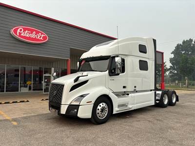 Volvo VNL64T860 Sleeper Semi Truck - 77" Raised Roof Sleeper, D13 500HP, 12 Speed Automatic
