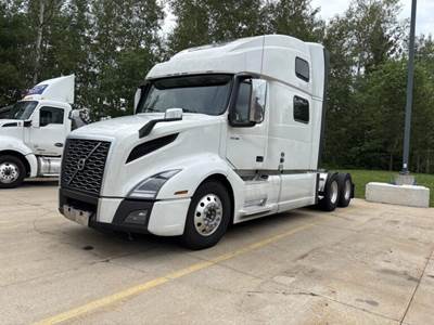 Volvo VNL64T860 Sleeper Semi Truck - 77" Raised Roof Sleeper, D13 500HP, 12 Speed Automatic