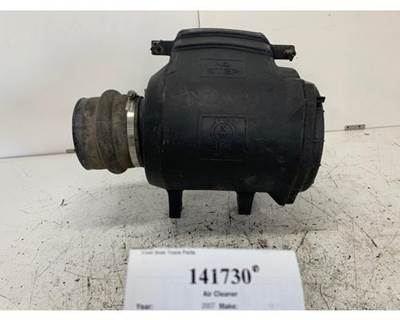 Donaldson P542207 Air Cleaner / Air Filter Housing for a Kenworth T2000