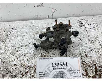 Bendix T-290181-G Air Valve for a Freightliner CASCADIA