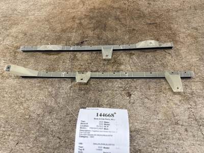 Freightliner Z18-71757-000 for a Freightliner CASCADIA 126