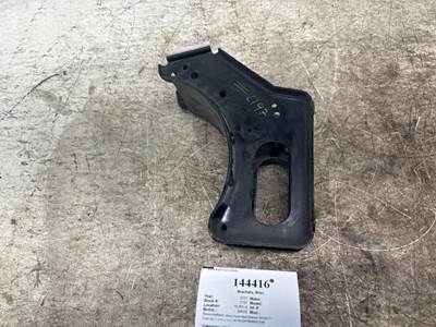 Mack 84204751 Right Bracket for a Mack CH612