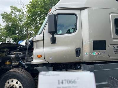 Freightliner A18-57527-003 Left Front Door Assembly for a Freightliner CASCADIA