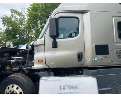 Freightliner A18-57527-003 Left Front Door Assembly for a Freightliner CASCADIA