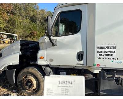 Freightliner A18-57527-003 Left Front Door Assembly for a Freightliner CASCADIA