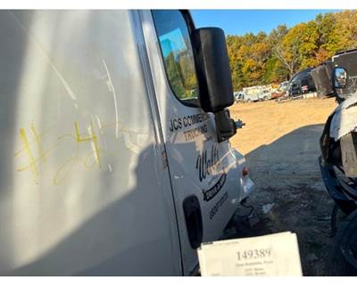 Freightliner A18-57527-004 Right Front Door Assembly for a Freightliner CASCADIA