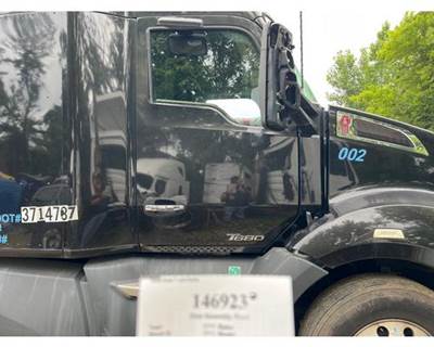 Paccar T680 Right Front Door Assembly for a Kenworth T680