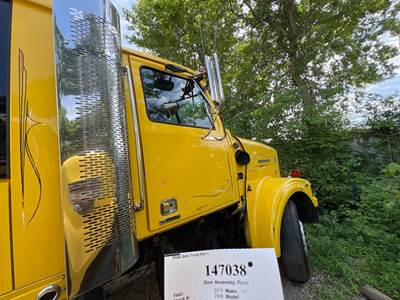 Western Star A18-66208-005 Right Front Door Assembly for a Western Star TR 4900 FA