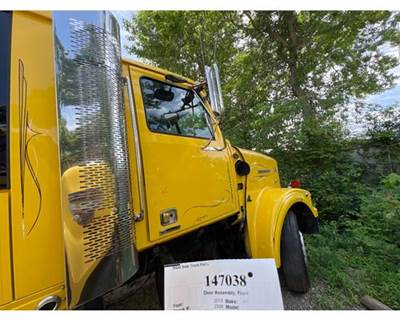 Western Star A18-66208-005 Right Front Door Assembly for a Western Star TR 4900 FA