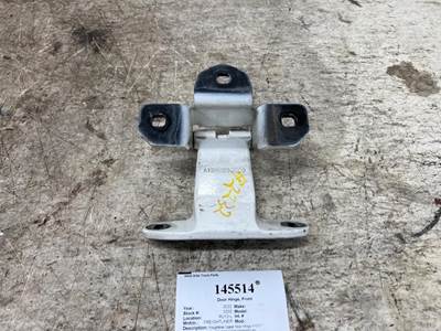 Freightliner A1868553000 Door Hinge for a Freightliner CASCADIA 126
