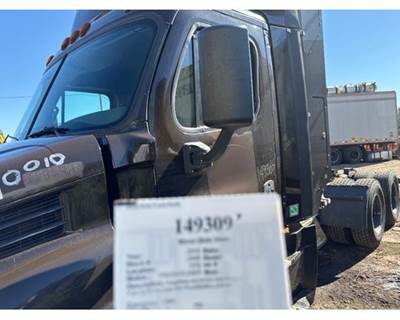 Freightliner A22-61257-008 Left Door Mirror for a Freightliner CASCADIA