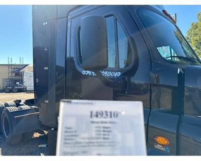 Freightliner A22-61257-009 Right Door Mirror for a Freightliner CASCADIA