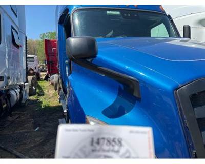 Freightliner A22-76915-001 Right Door Mirror for a Freightliner CASCADIA