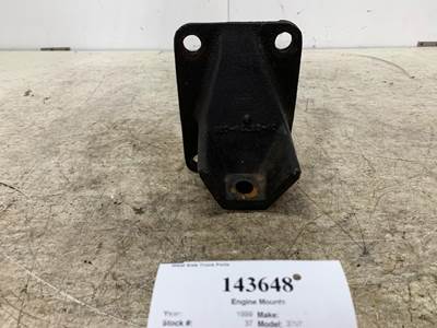 Freightliner 01-28728-001 Right Engine Mount for a Freightliner CENTURY CLASS 112