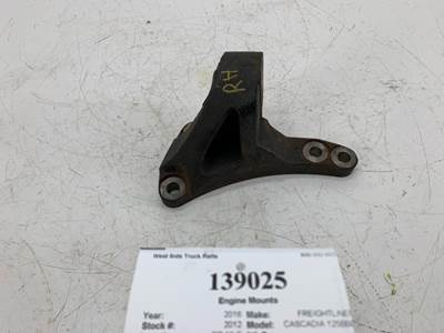 Freightliner 01-33283-001 Right Engine Mount for a Freightliner CASCADIA 125BBC