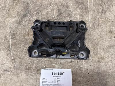 Freightliner 01-35308-000 Engine Mount for a Freightliner CASCADIA 126