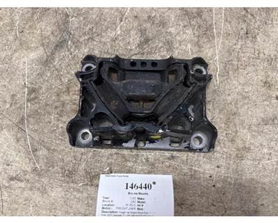 Freightliner 01-35308-000 Engine Mount for a Freightliner CASCADIA 126