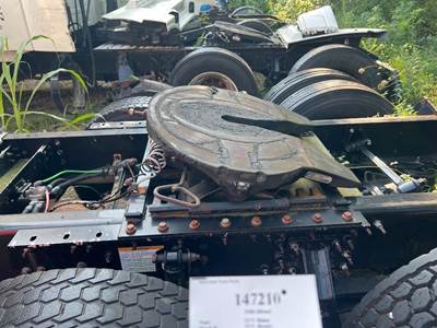 Holland XA-351-A-80-L-P Fifth Wheel for a Volvo VNL