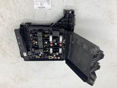 Freightliner A06-90283-000 Fuse Box for a Freightliner CASCADIA 125BBC