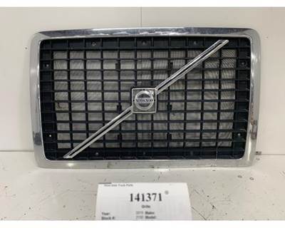 Used 2015 Volvo VNL Grille, Part # 82733842