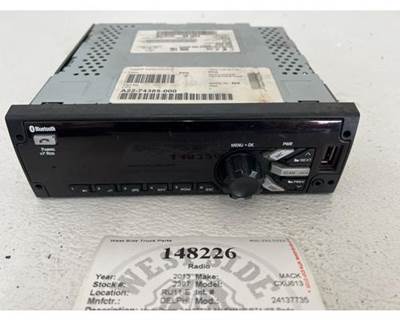 Delphi 24137735 Radio for a Mack CXU613