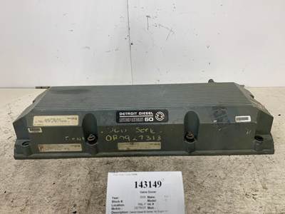Detroit 23527765 Valve Cover for a Freightliner COLUMBIA 120