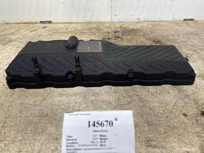 International 1855490C3 Valve Cover for a International DuraStar 4300